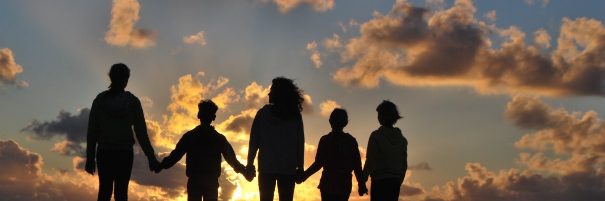 Jongeren tijdens zonsondergang