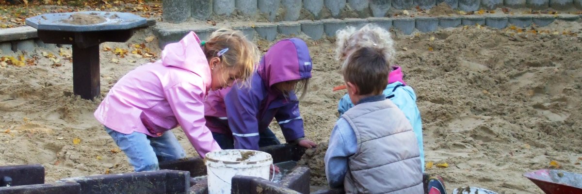 Kinderen spelen in het zand