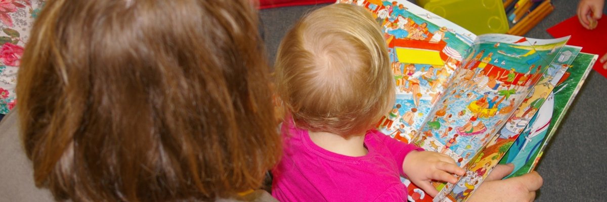 Een boek wordt voorgelezen aan een kind