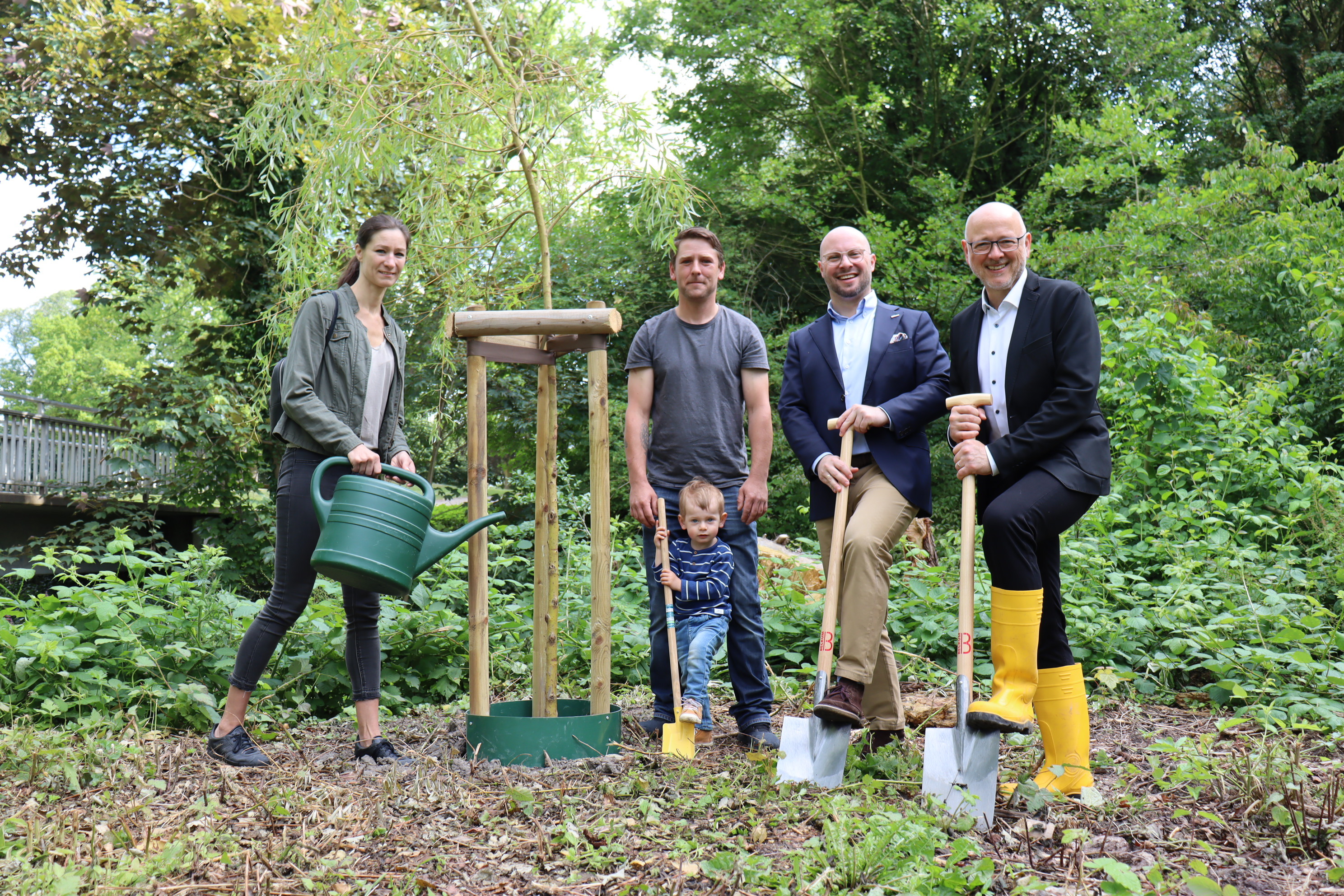 Groepsfoto bij de hangende wilg