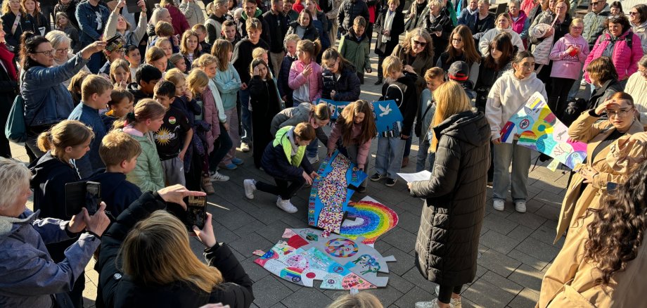 Kinder puzzeln eine Friedenstaube