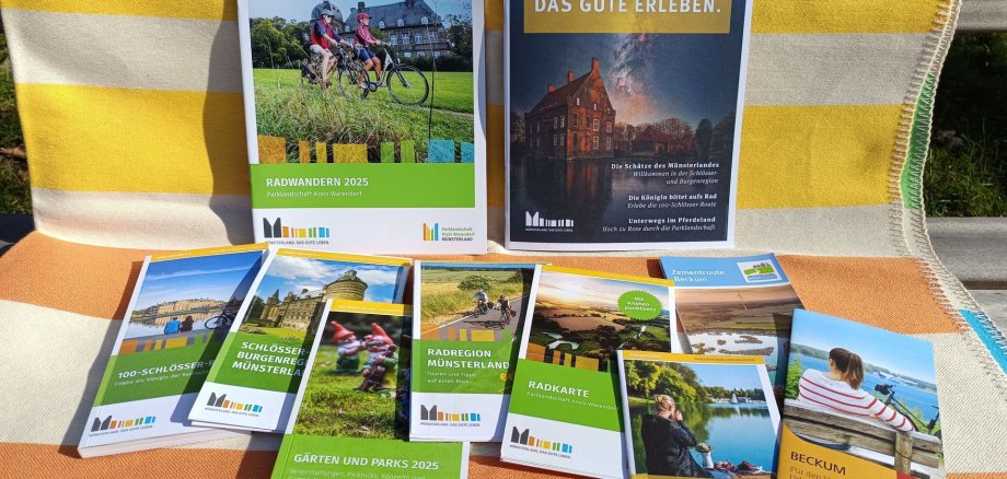 Radkarten und Flyer auf einer Bank