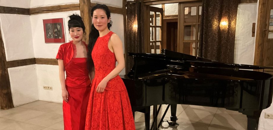 Die beiden Musikerinnen vor dem Flügel im alten Pfarrhaus