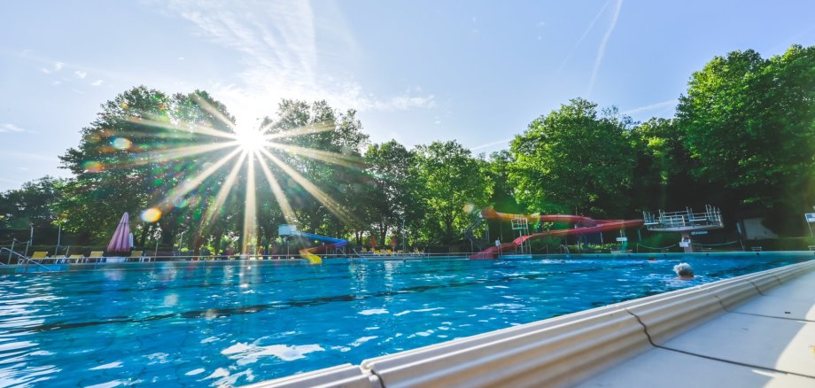 Freibad im Sonnenlicht