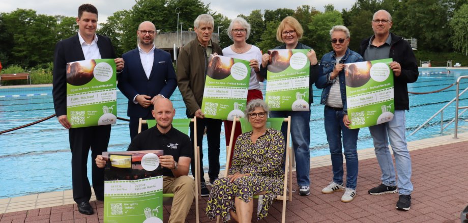 Gruppenbild am Becken im Freibad