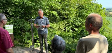 Rudolf Grothues erklärt der Gruppe etwas