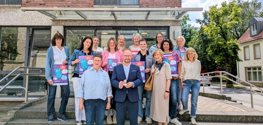 Gruppenbild vor der Bücherei