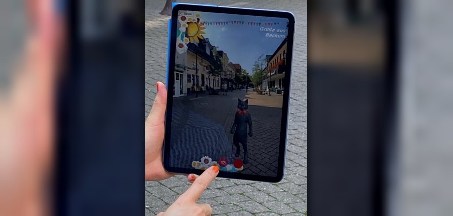 Hand am Handy mit geladener App