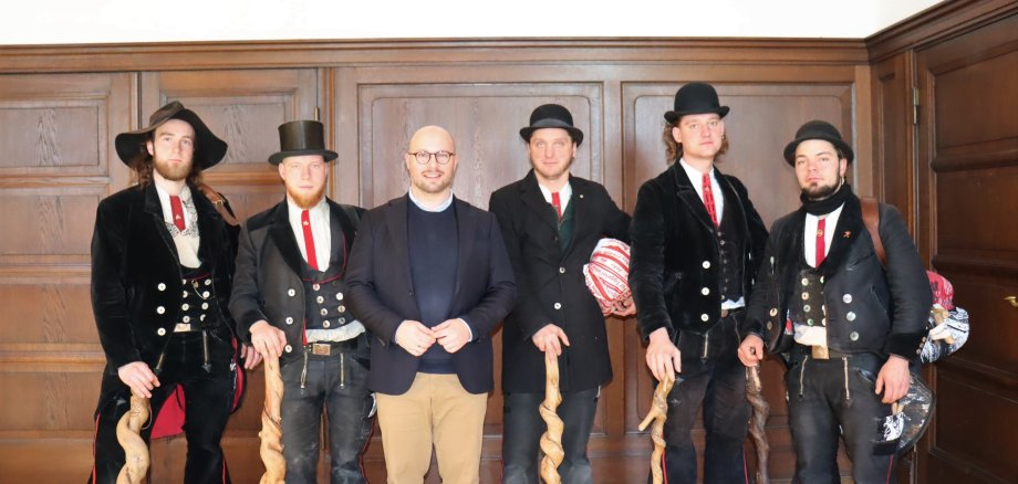 5 reizende reizigers met de burgemeester
