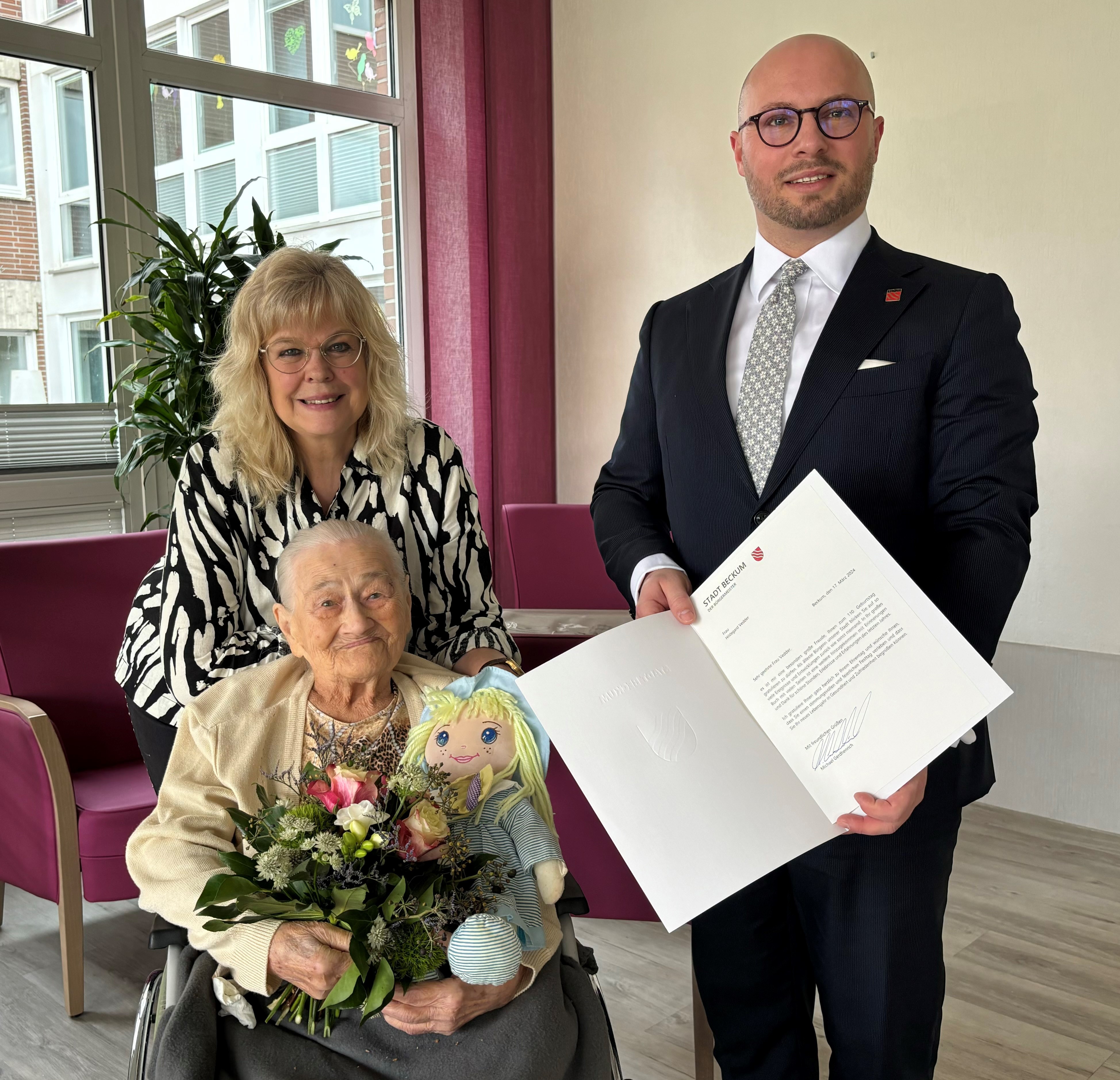 Martina Roy, Hildegard Vedder en burgemeester Michael Gerdhenrich
