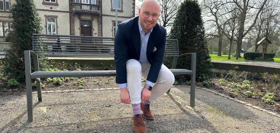 Bürgermeister Michael Gerdhenrich trägt bunte Socken.