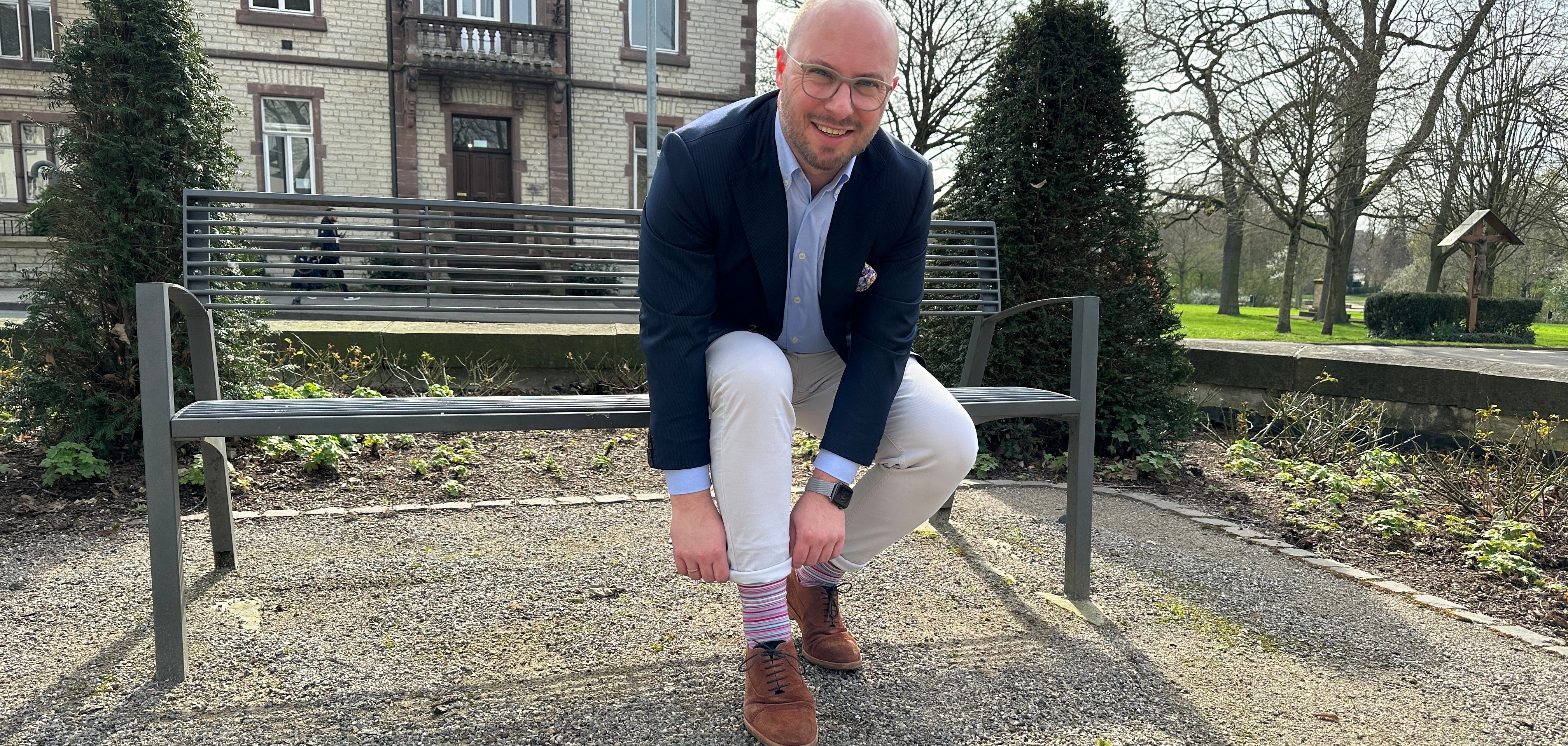 Burgemeester Michael Gerdhenrich draagt kleurrijke sokken.