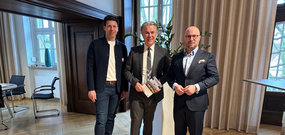 Felix Markmeier-Agnesens, Karsten Koch und Bürgermeister Michael Gerdhenrich