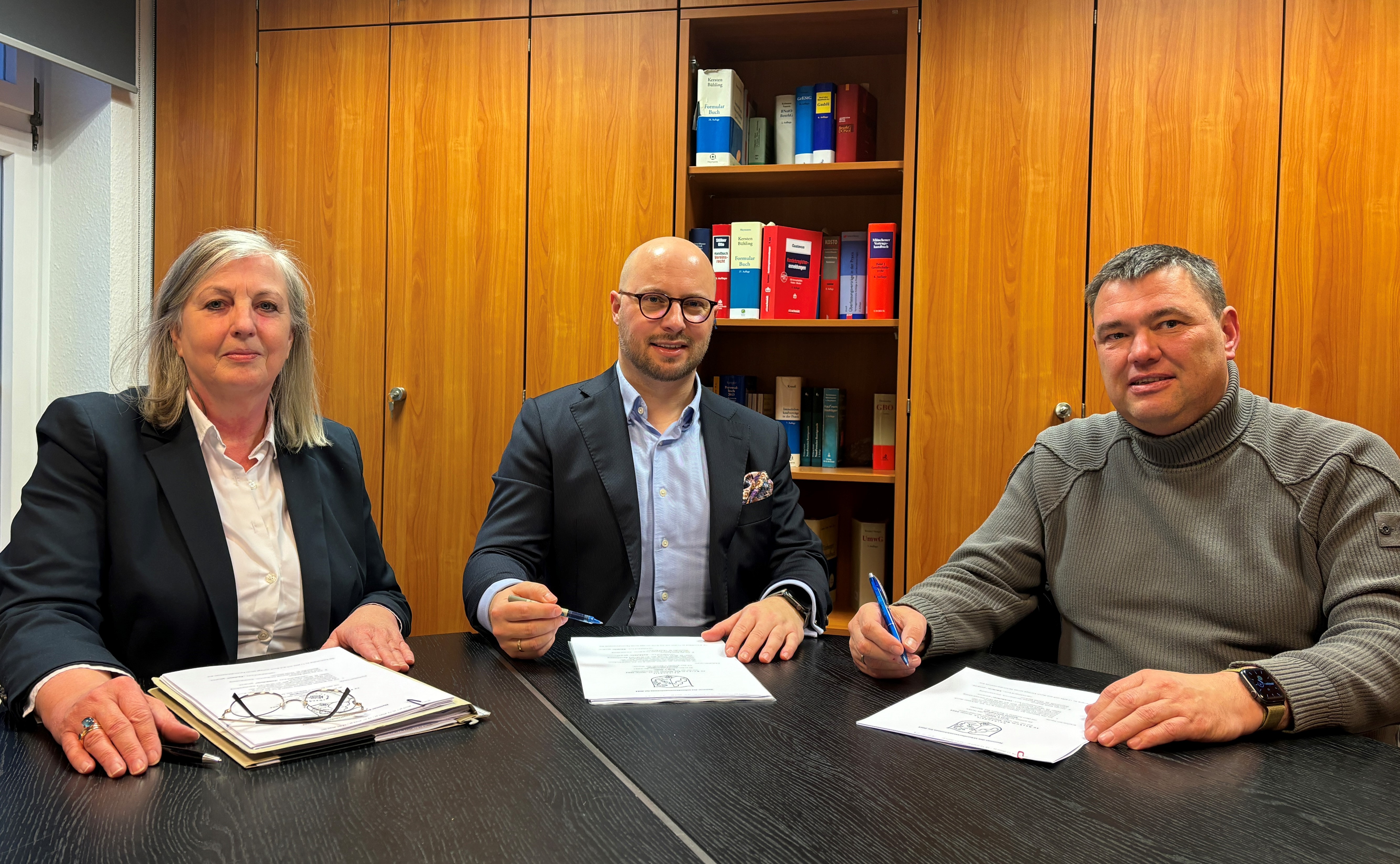 Burgemeester Michael Gerdhenrich (midden) en Marc Arning ondertekenden de koopovereenkomst in aanwezigheid van Ruth Möller (officieel benoemde vertegenwoordiger van de notaris).