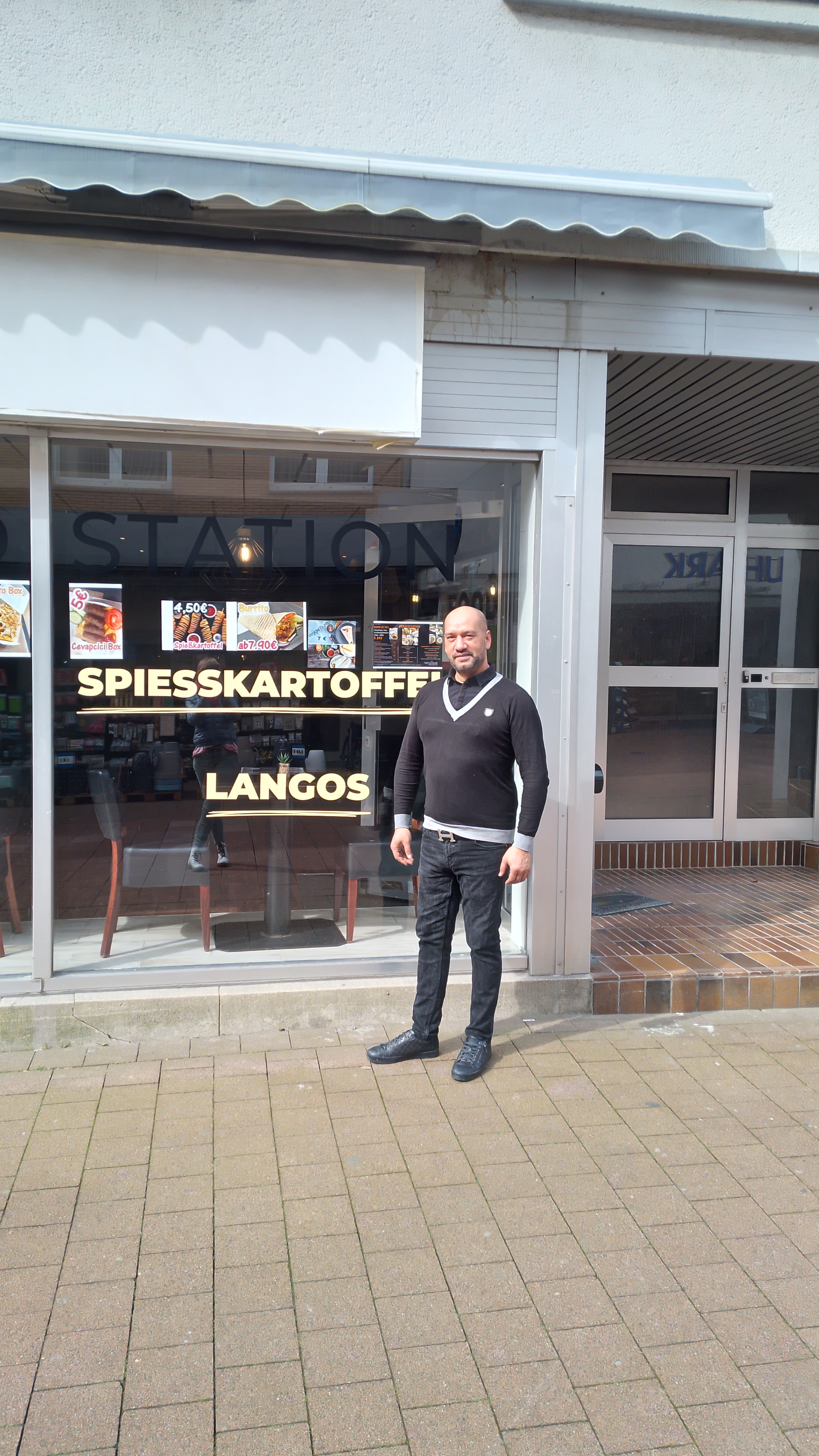 Eigenaar voor zijn winkel