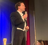 Unter der Leitung des Wiener Dirigenten Michael Zlabinger spielte das Orchester, dem über 20 Nationen angehören, zeitlose Walzer der Wiener Strauss-Dynastie, lebendige Polkas und mitreißende Märsche.