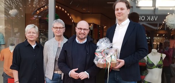 Groepsfoto voor de winkel