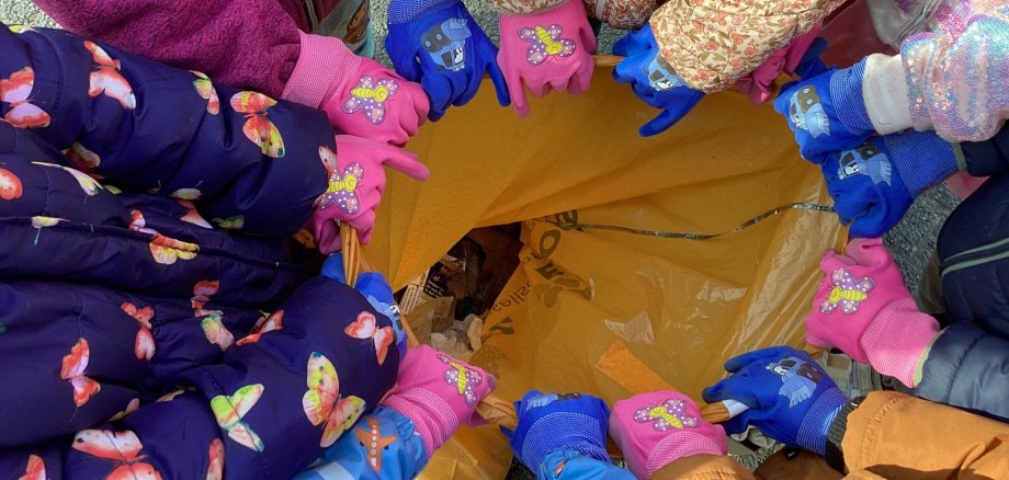 Kinder sammeln Müll