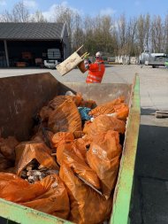 Container voller Müll