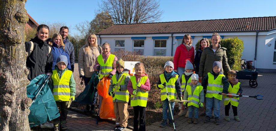 Kita-Kinder sammeln Müll