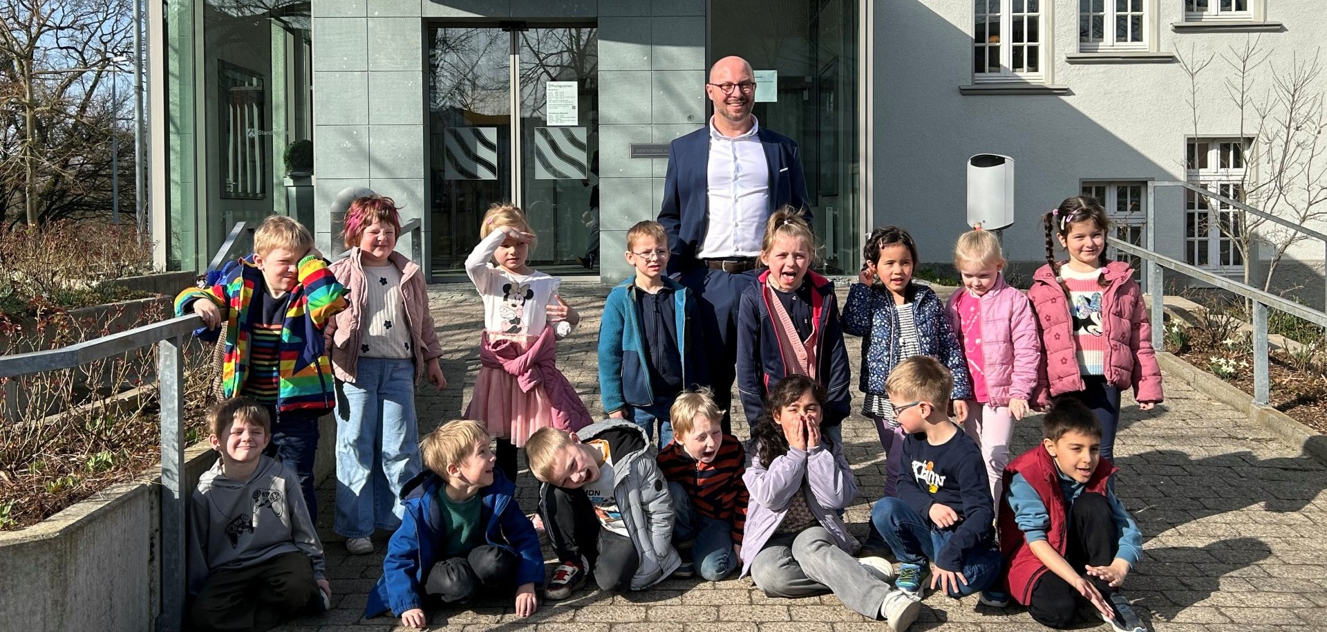 Groepsfoto voor het stadhuis