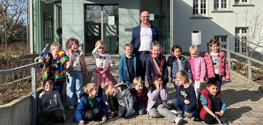 Gruppenfoto vor dem Rathaus