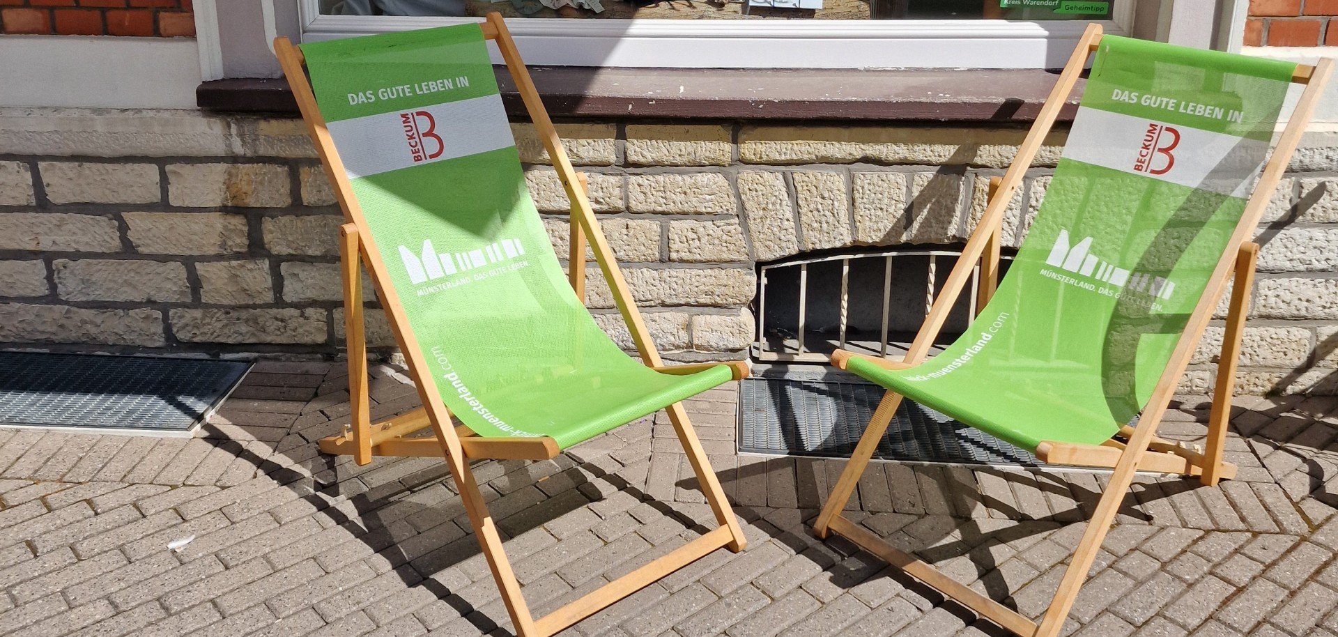 2 ligstoelen voor een winkel in de zon