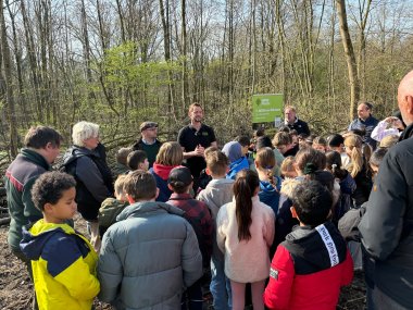 Dieter Könnes erklärt den Kindern die Aktion