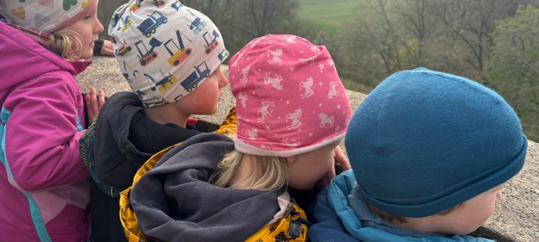 Kitakinder blicken nach unten