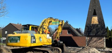 Bagger auf der Fläche
