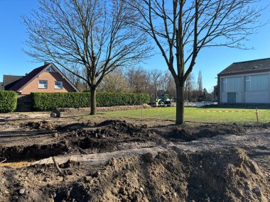 Grünfläche mit Bäumen