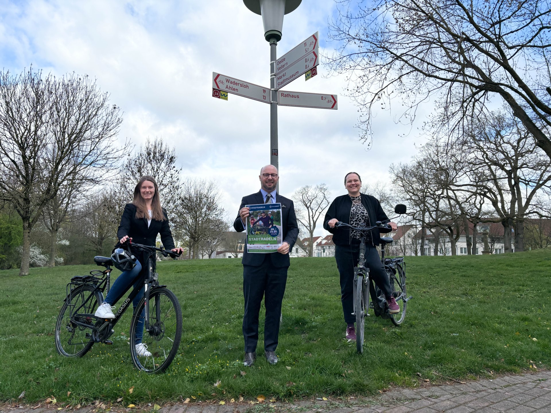 Gruppenbild mit Fahrrädern