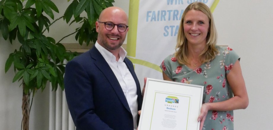 Übergabe der Urkunde von Antje Ruhmann an Bürgermeister Michael Gerdhenrich