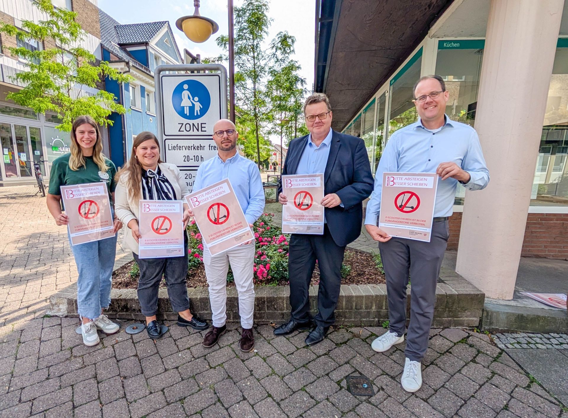 Charlotte Hipper, Leonie Weibler (beiden van de afdeling Recht en Orde van de stad Beckum), burgemeester Michael Gerdhenrich, Elmar Liekenbröcker (hoofd van de afdeling Recht, Veiligheid en Orde) en Bernd König (hoofd van de afdeling Recht en Orde) gebruiken de nieuwe borden om mensen aan te spreken op hun verantwoordelijkheidsgevoel.
