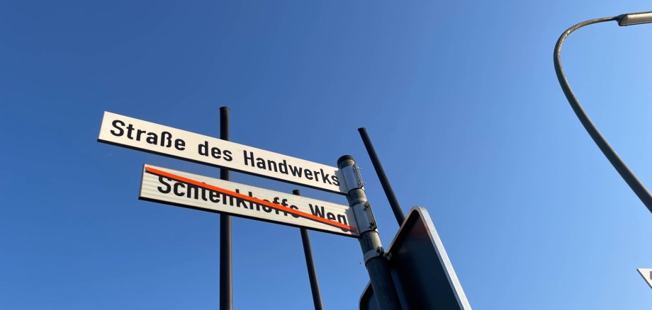 Neues und altes Straßenschild