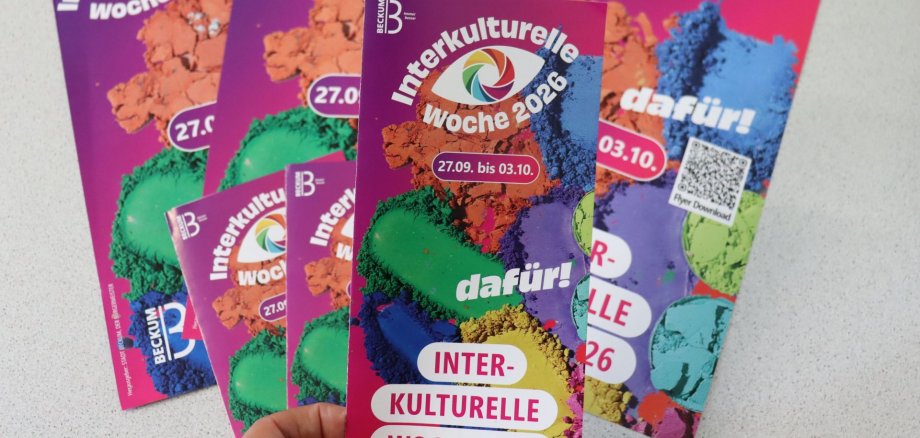 Flyer und Plakate auf einem Tisch