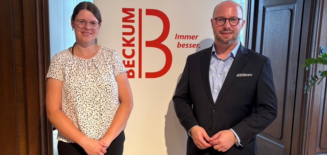 Celine Speckmann en burgemeester Michael Gerdhenrich