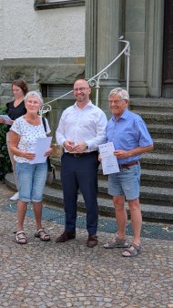 Ehepaar mit Bürgermeister Michael Gerdhenrich