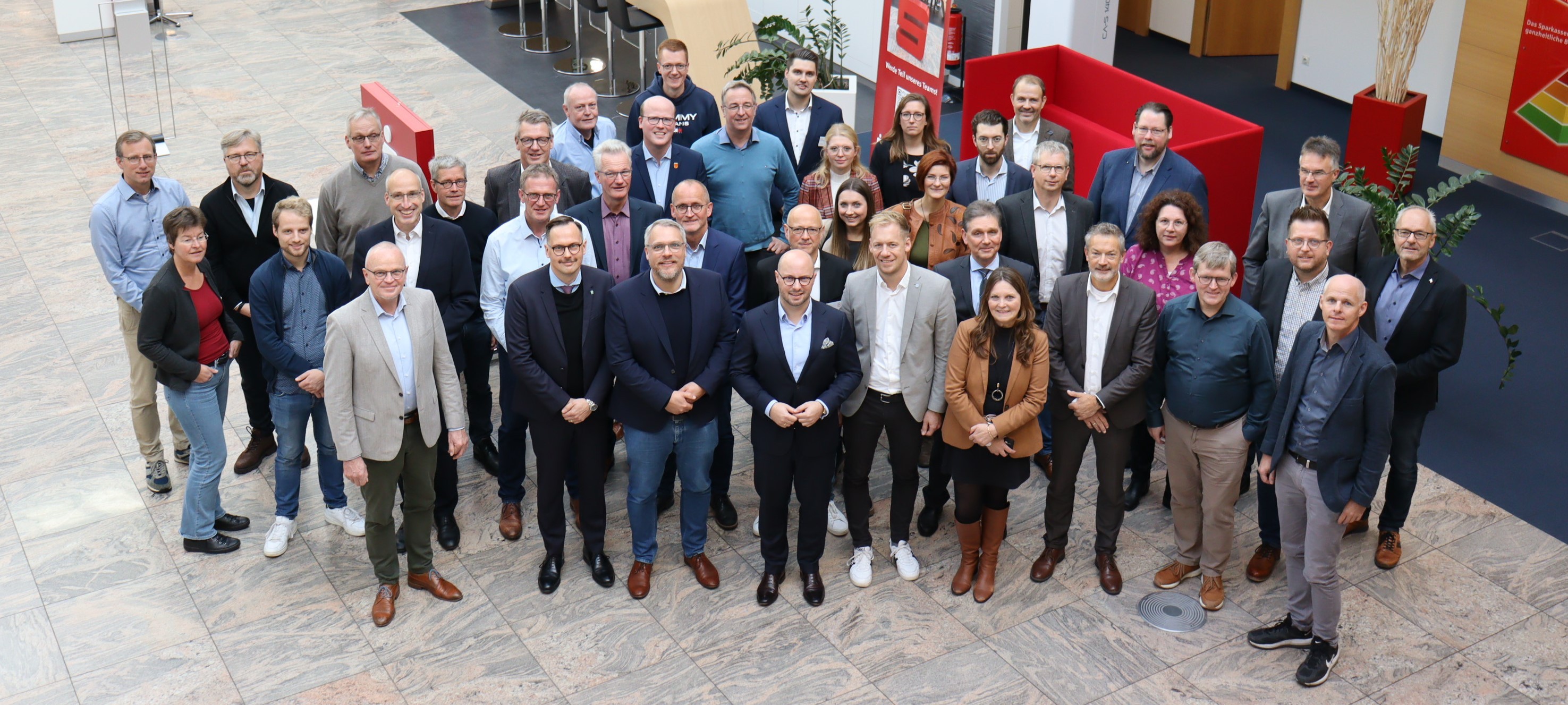 Gruppenbild in der Sparkasse