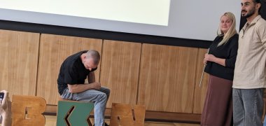 Probesitzen des Hockers mit dem Buchstaben K