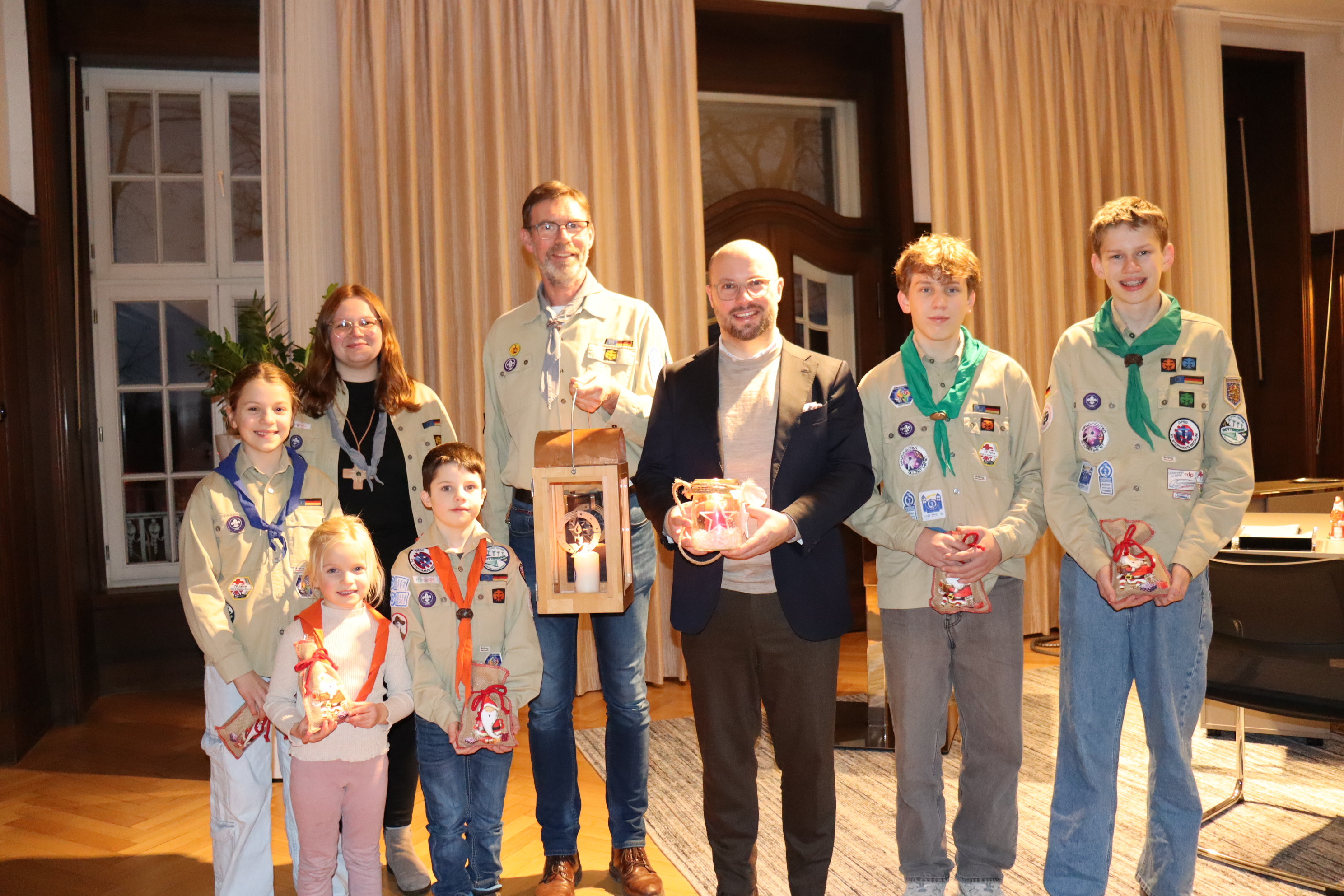 Groepsfoto in het kantoor van de burgemeester