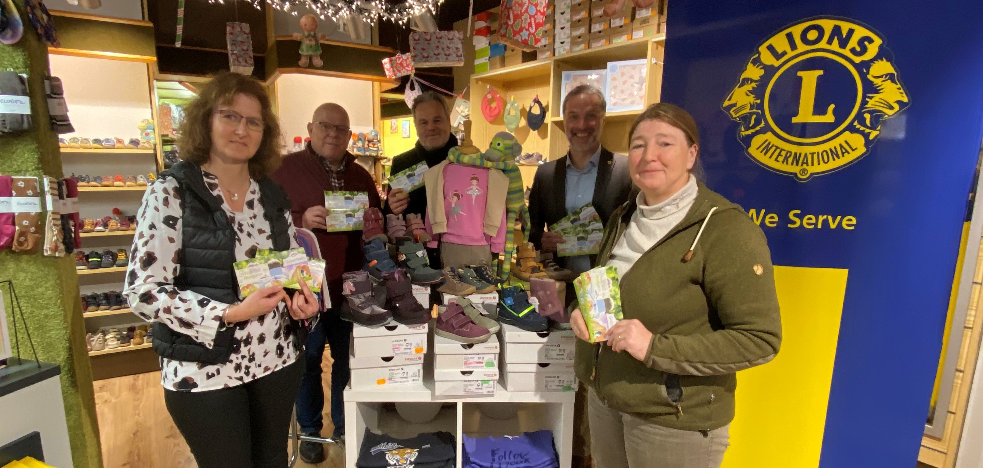 Groepsfoto bij de overdracht