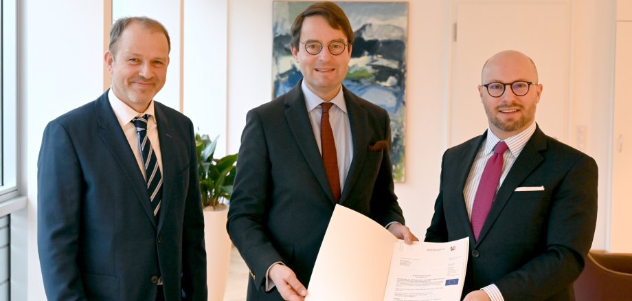 Horst Schenkel, districtsvoorzitter Andreas Bothe en burgemeester Michael Gerdhenrich.