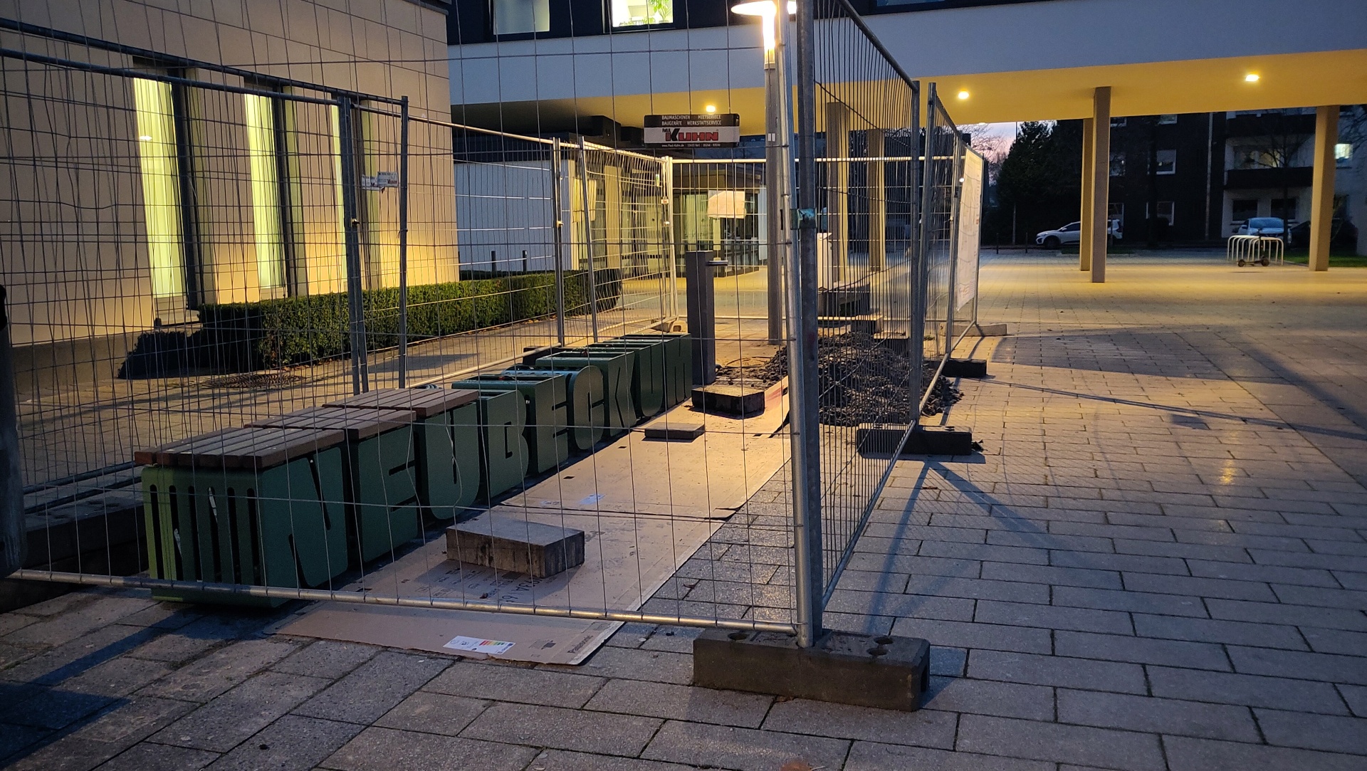 Im Bau befindliche Sitzbank