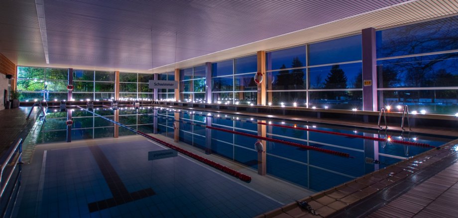 Stimmunsvolle Beleuchtung im Hallenbad