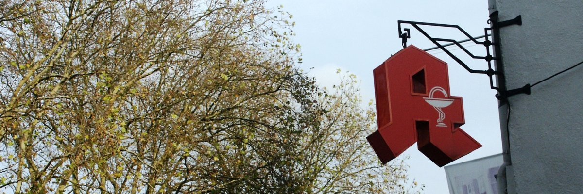 Apothekersbord op het gebouw