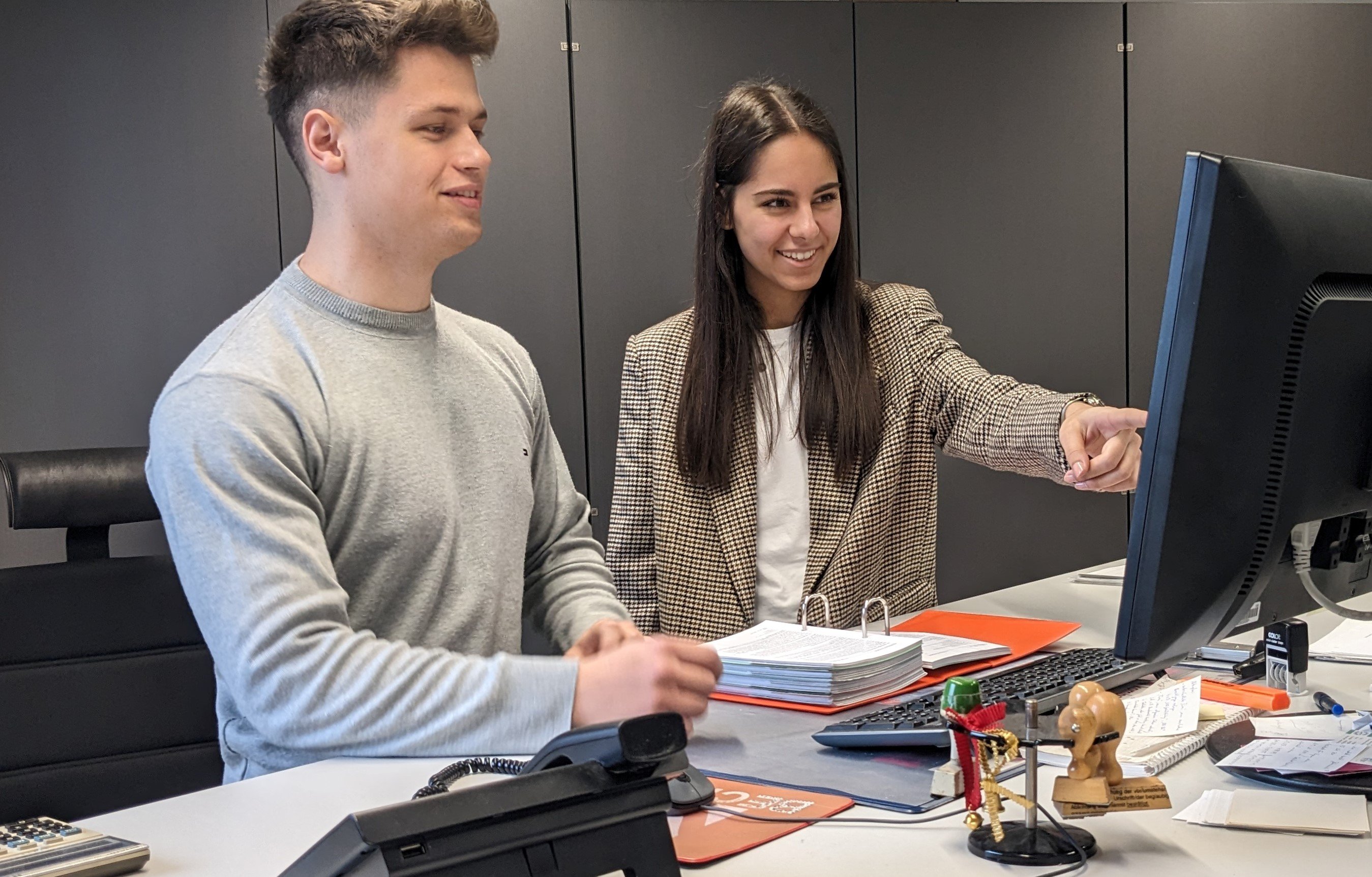2 Stagiairs bij het scherm
