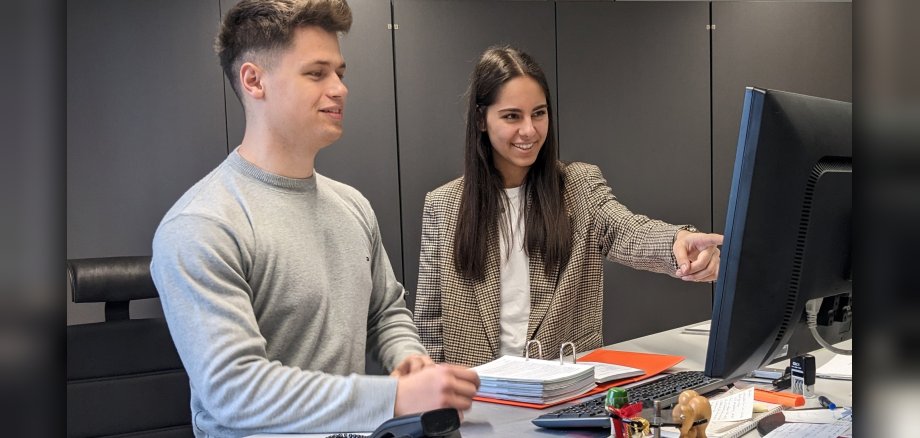 2 Stagiairs bij het scherm