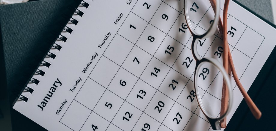 Kalender und Brille
