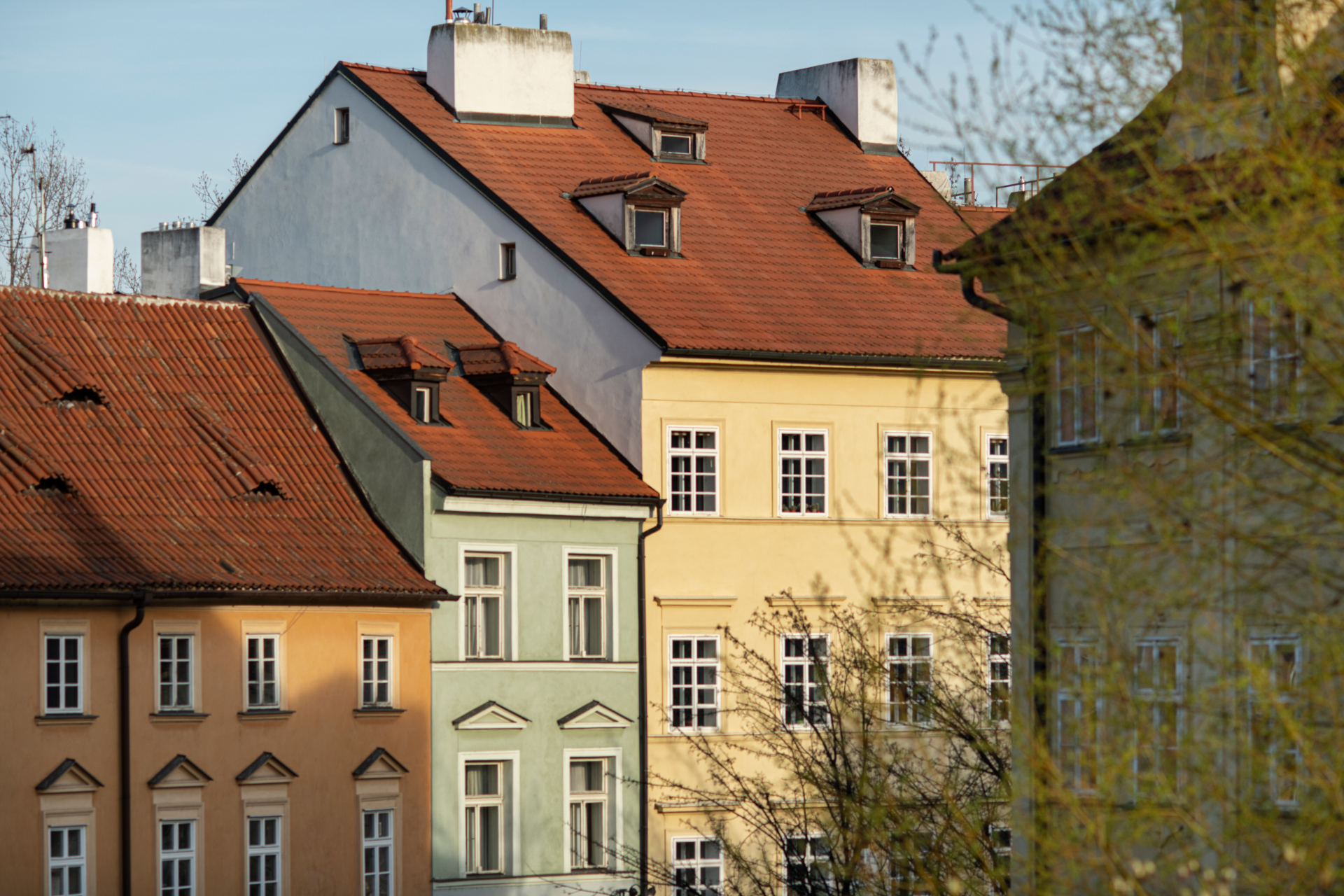 Häuserzeile mit Wohnungen